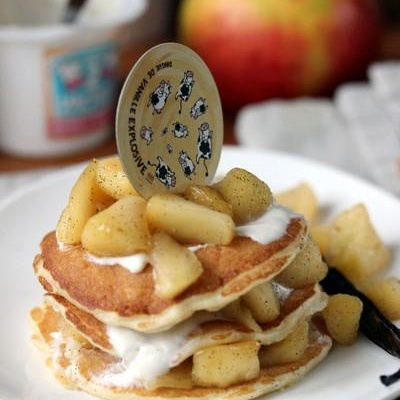 Pancakes au Yaourt Brassé Vanille Les 2 Vaches et pommes caramélisées