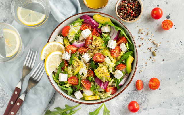 Salade fraîcheur à la feta, avocat, tomates cerises et graines