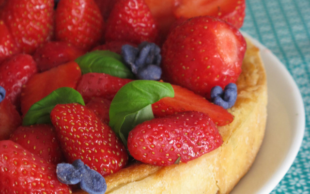 Tarte surprise aux fraises label rouge, basilic et lilas mauve