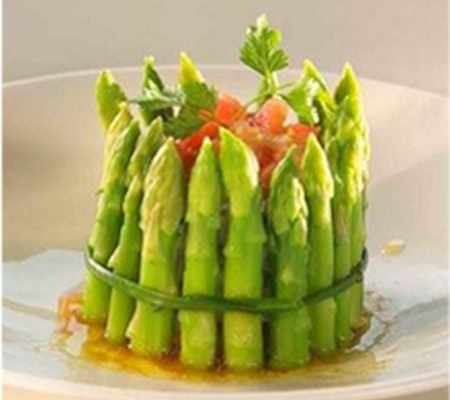 Charlotte aux pointes d'asperges et sa vinaigrette citron-chicorée
