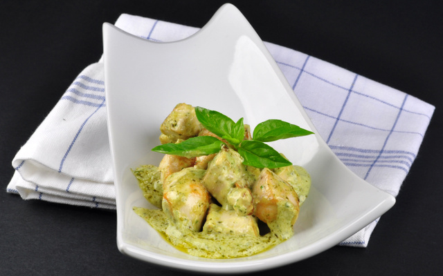 Cuisine d'été : dés de poulet sauce mayonnaise-pesto-cream cheese