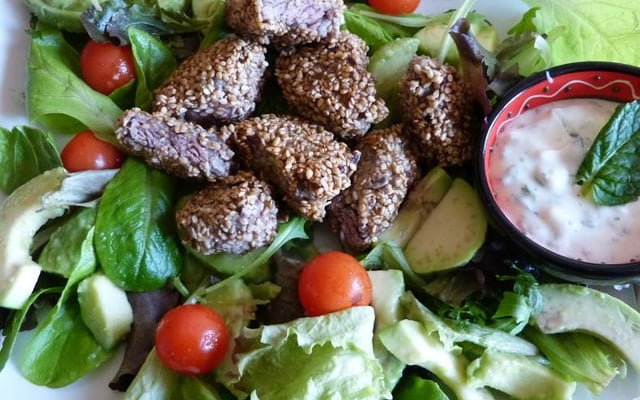 Salade d'avocat au fromage blanc et bouchée de bœuf au sésame
