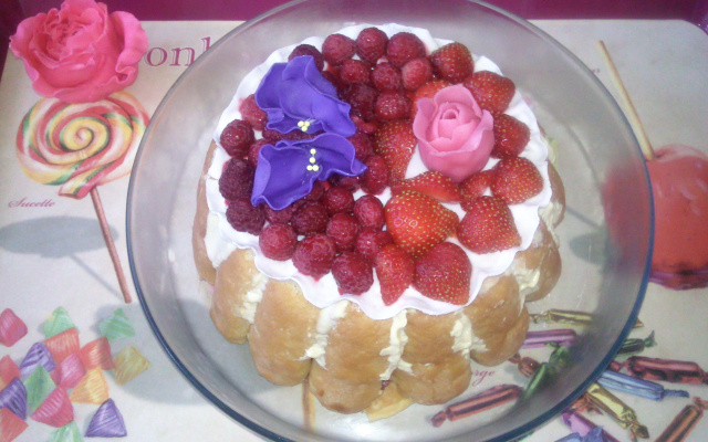 Charlotte, fleurs et fruits.