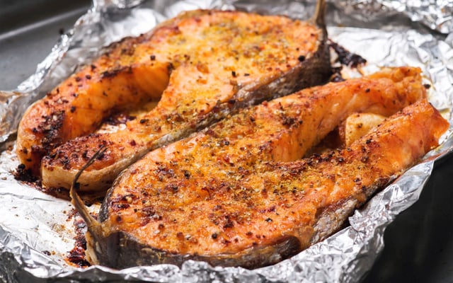 Darnes de saumon frais grillées en croûte d'épices