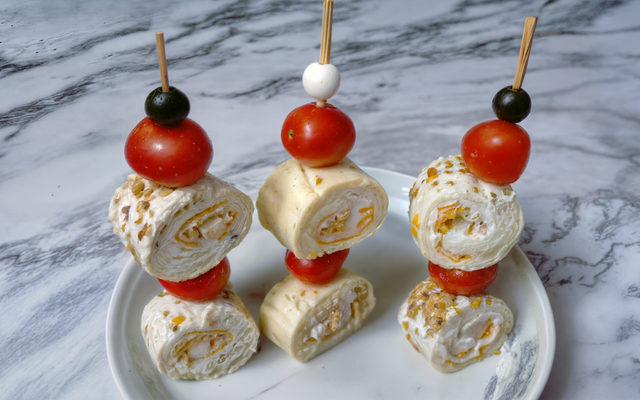 Brochettes de roulés au surimi