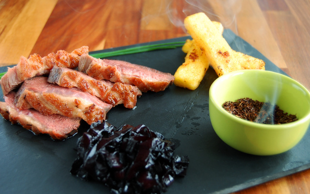 Magret de canard fermier des Landes fumé au thé rouge, et condiment de betterave