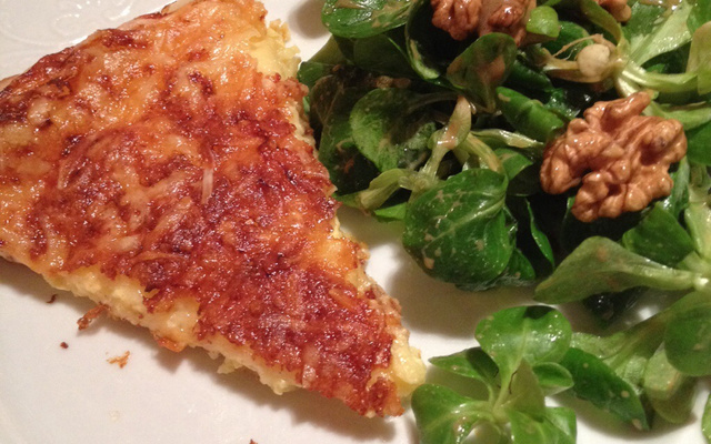 Tarte savoyarde, salade de mâche et noix