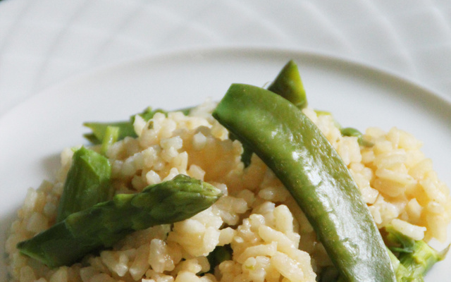 Risotto printanier : asperges et pois gourmands