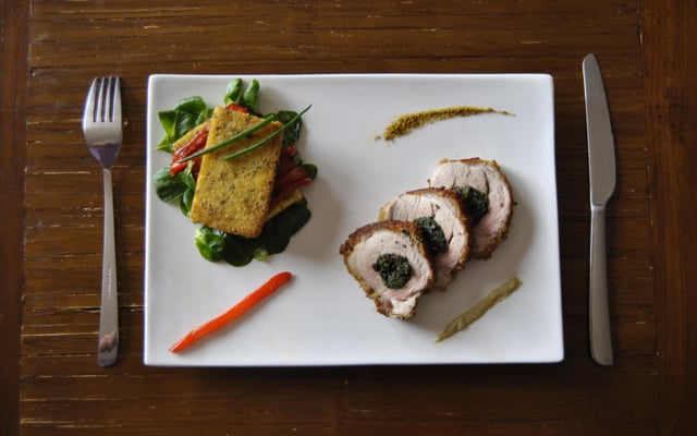 Mignon de porc, en croûte de Bayonne, fourré à cœur au braisé d'épinards