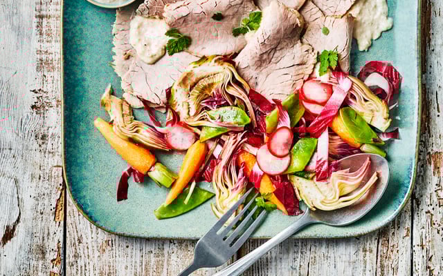Émincé de veau fondant, crème d'artichaut moutardée et jeunes légumes à crus