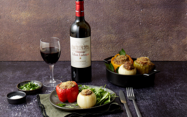 Poivrons et oignons farcis à la viande et aux épices