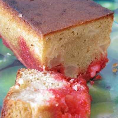 Cake aux poires et aux pralines roses