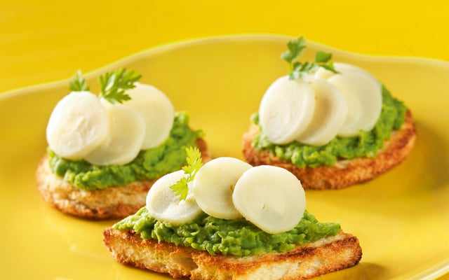 Toasts de cœurs de palmiers à la purée de petits pois