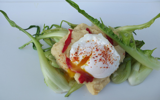 Salade catalogne, œufs poché, houmous