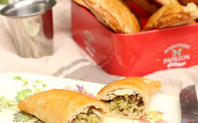 Empanadas au brocoli, roquefort et amandes