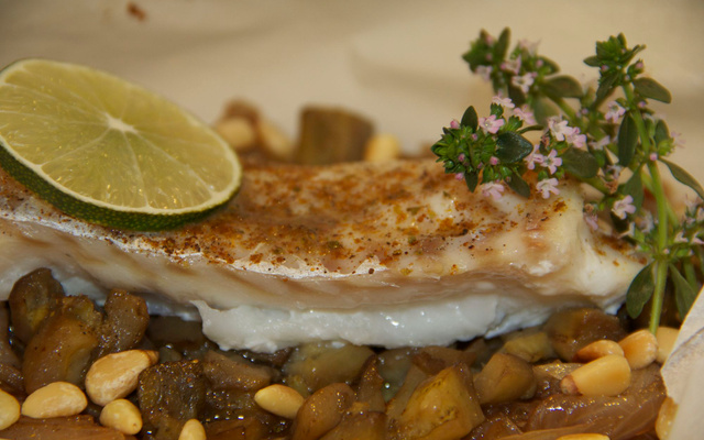 Papillote de dos de cabillaud aux épices 'tajine', aubergines-confit d'oignons et pignons de pin