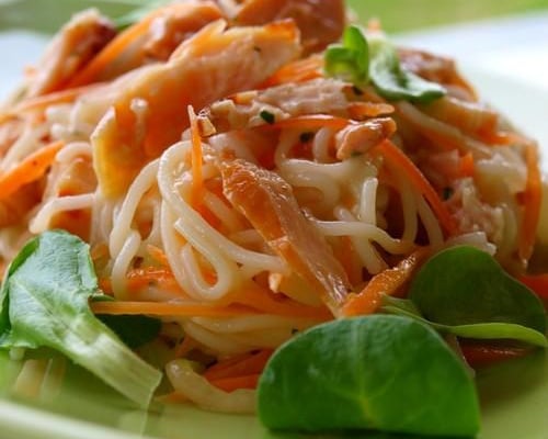 Salade asiatique aux nouilles et poulet
