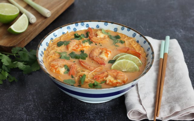 Soupe Thaï au curry rouge, crevettes et vermicelles de riz