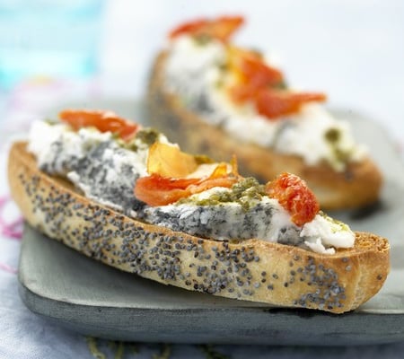 Tartine de chèvre à la tomate et au pesto