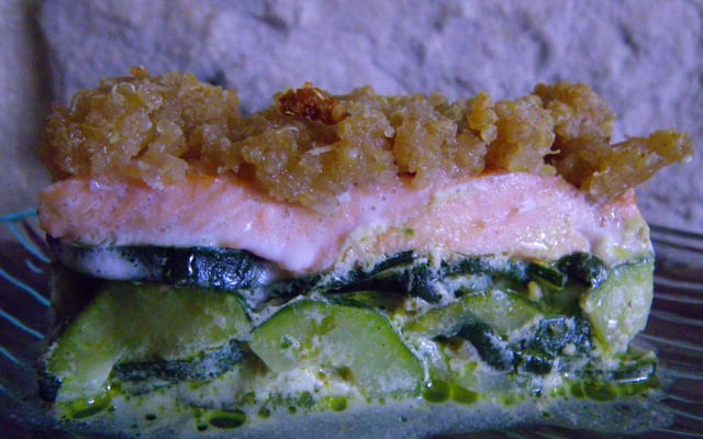 Crumble de quinoa aux courgettes et saumon