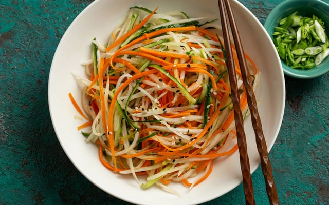 Salade de concombre et carotte à l'asiatique