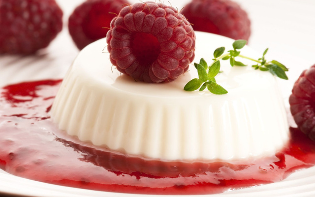 Panna cotta au chocolat blanc et son coulis de framboises au basilic