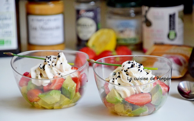 Verrine fraîcheur printanière à l'avocat, tomates et fraises