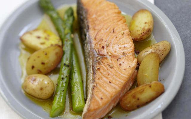 Pavé de Saumon écossais Label Rouge, poêlée de pommes ratte et asperges vertes au safran