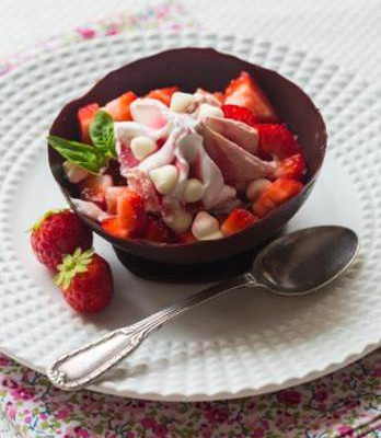 Coupelles à croquer aux fraises et glace Carte d'Or® façon glacier fraise et morceaux de meringue