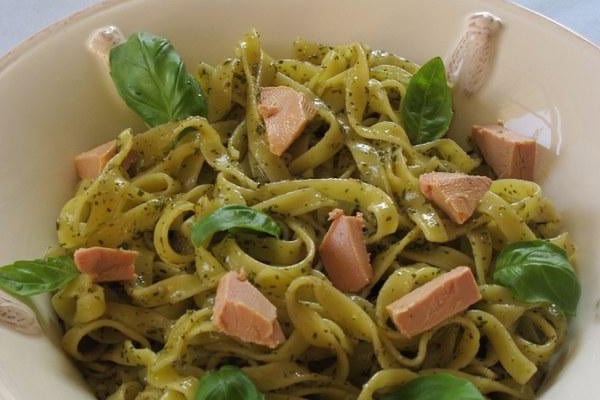 Tagliatelles aux truffes, pesto à l'ail et pépites de foie gras
