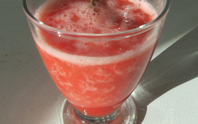 Smoothie aux fraises, citron vert et menthe