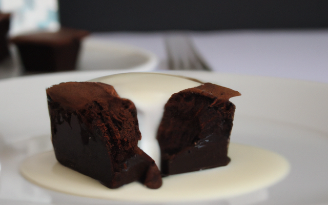 Brownie fondant sur pelage de chocolat blanc