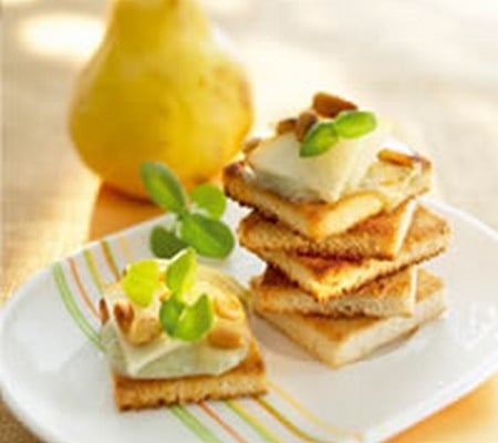Amuse-bouches fourme d'Ambert, poire et pignons grillés