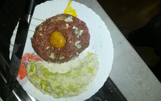 Tartare de bœuf au roquefort et aux noisettes