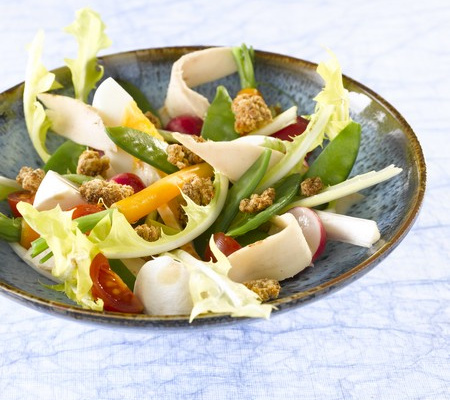 Salade de poulet et crumble au pain d'épices