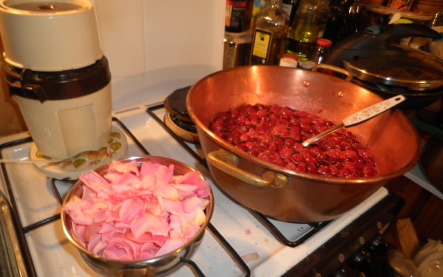 Confiture de cerises aux pétales de rose