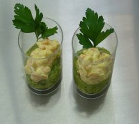 Verrines apéritives, guacamole et crevettes au curry