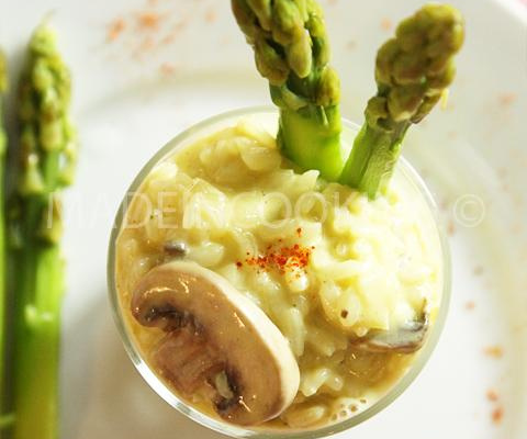 Risotto au safran crémeux accompagné d'asperges vertes