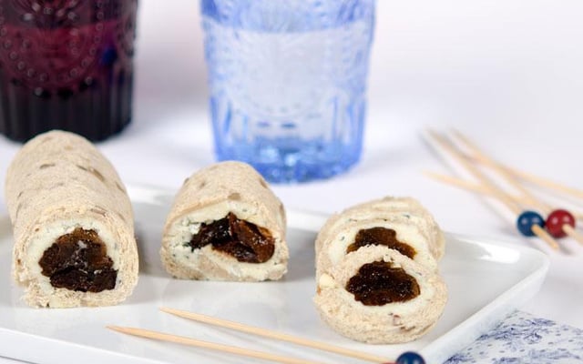 Petits roulés à la Fourme d'Ambert et aux pruneaux
