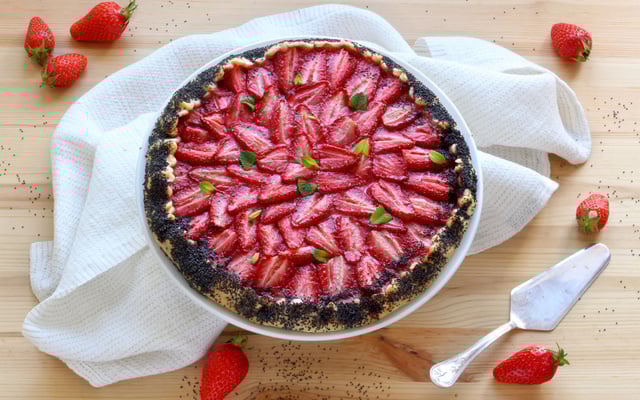 Tarte rustique aux fraises du Périgord IGP et graines de pavot