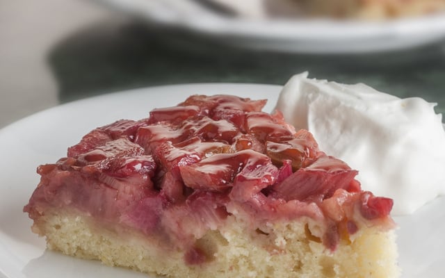 Gâteau renversé à la rhubarbe