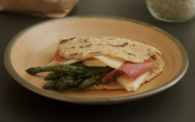 Taloa jambon, asperges vertes et fromage des Landes