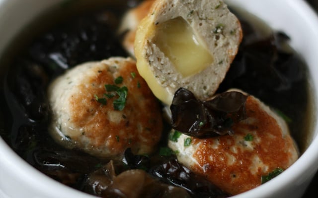 Potage aux Champignons Noirs et boulettes à la Tome