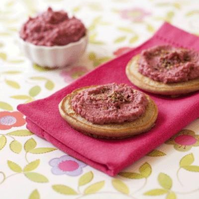 Blinis au sarrasin, crème de thon à la betterave