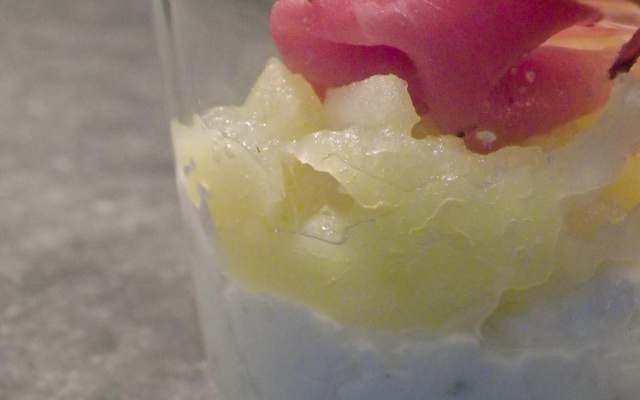 Compotée de granny, mousse de chèvre et speck italien