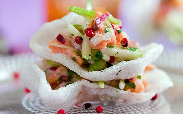 Tartare de saumon au gingembre avec radis et pomme verte