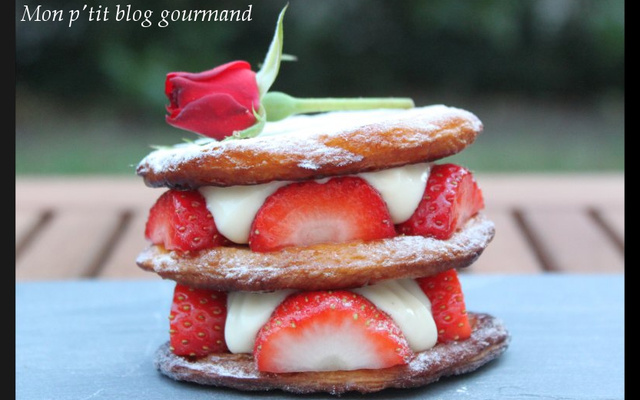 Mille-feuilles aux fraises et à la crème légère à la rose