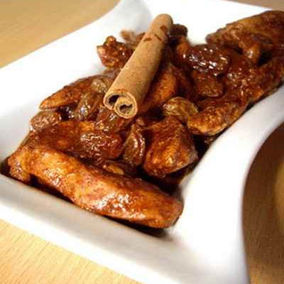 Poulet caramélisé à la cannelle et aux raisins secs