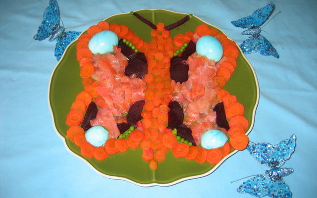 Carottes, betteraves rouges, petits pois et saumon fumé en forme de papillon