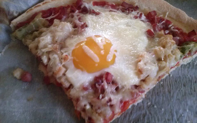 Pizza lardons et œufs
